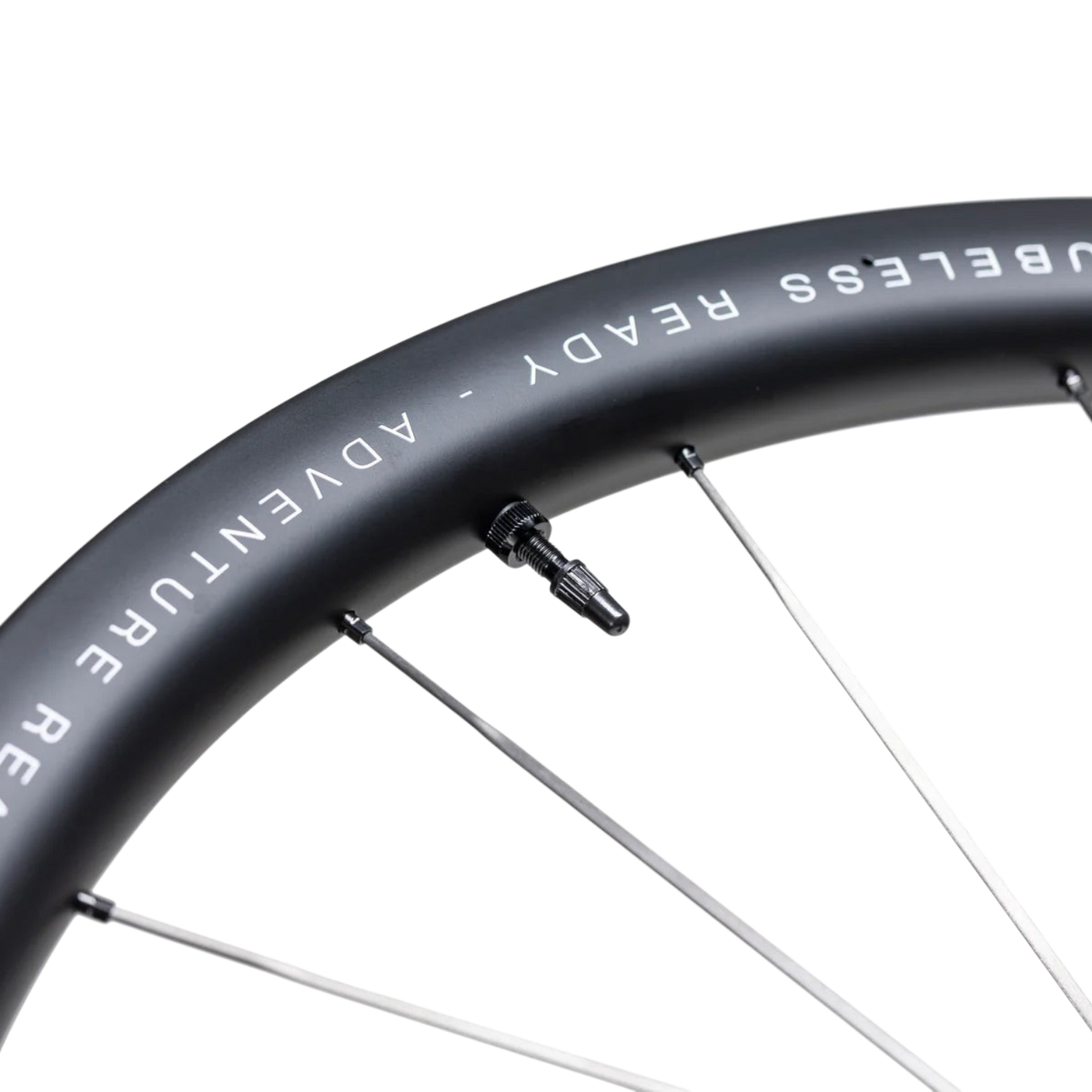 NorVelo Lún Gryper carbon gravel bike wheel with 45mm rim depth, tubeless ready profile, and carbon spokes.
