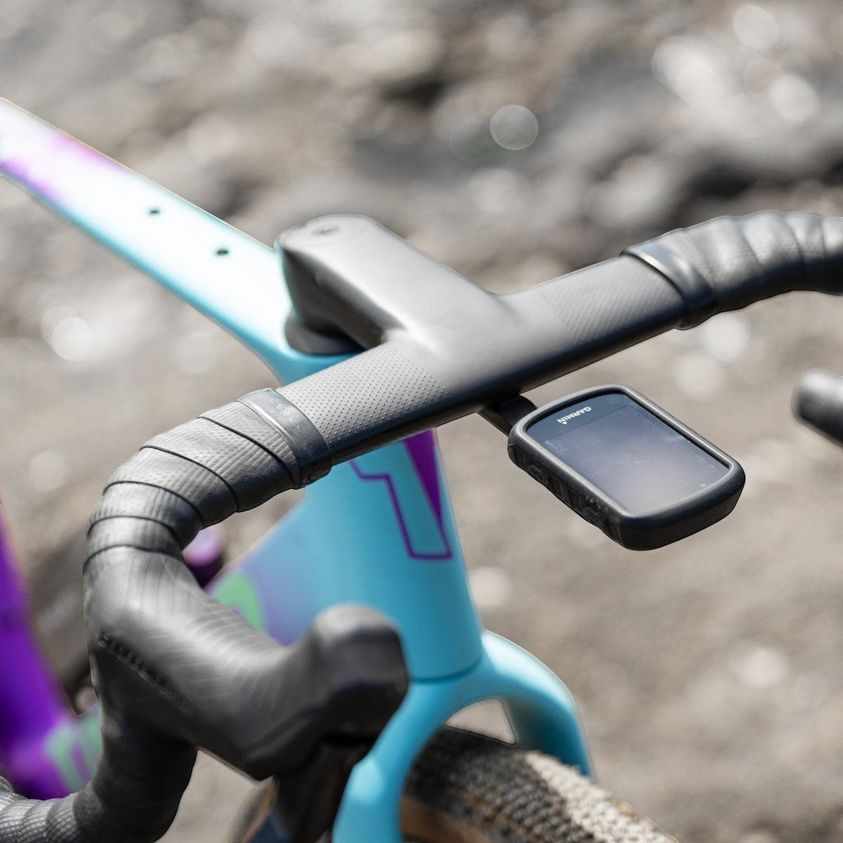 NorVelo Tavelo Grow aero gravel bike cockpit with integrated carbon handlebars and mounted GPS computer