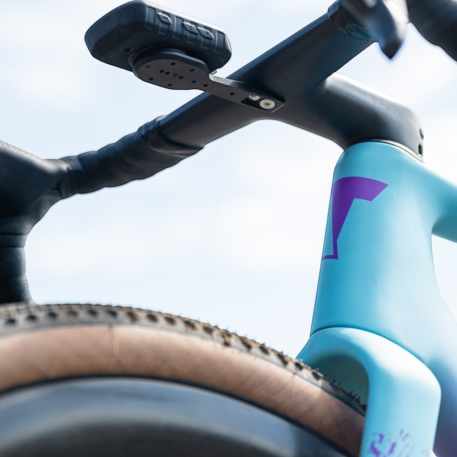 NorVelo Tavelo Grow aero-gravel bike frame in light blue with integrated cockpit and Fidlock mount